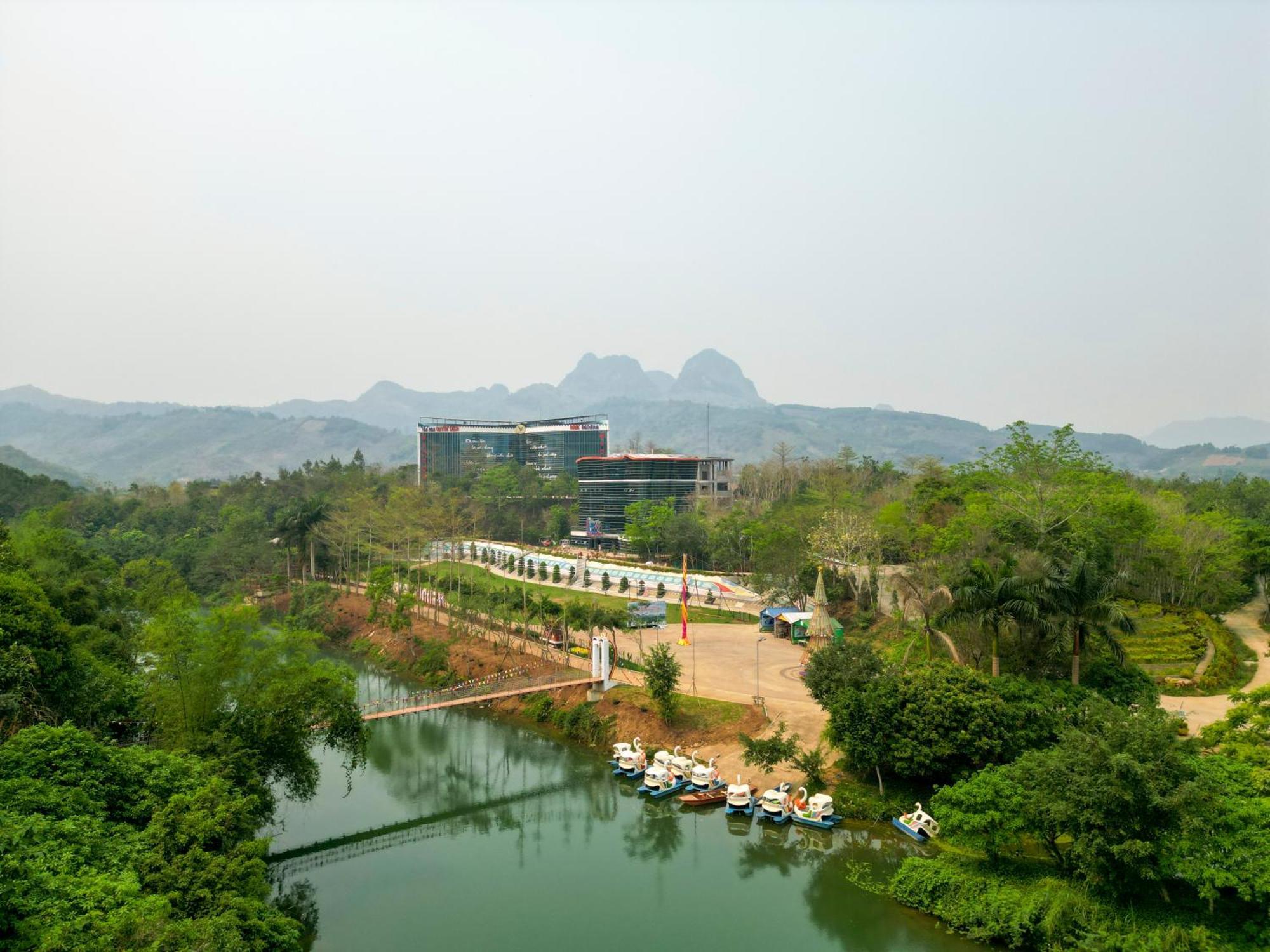 Meddom Park Hotel Cao Phong Exterior photo
